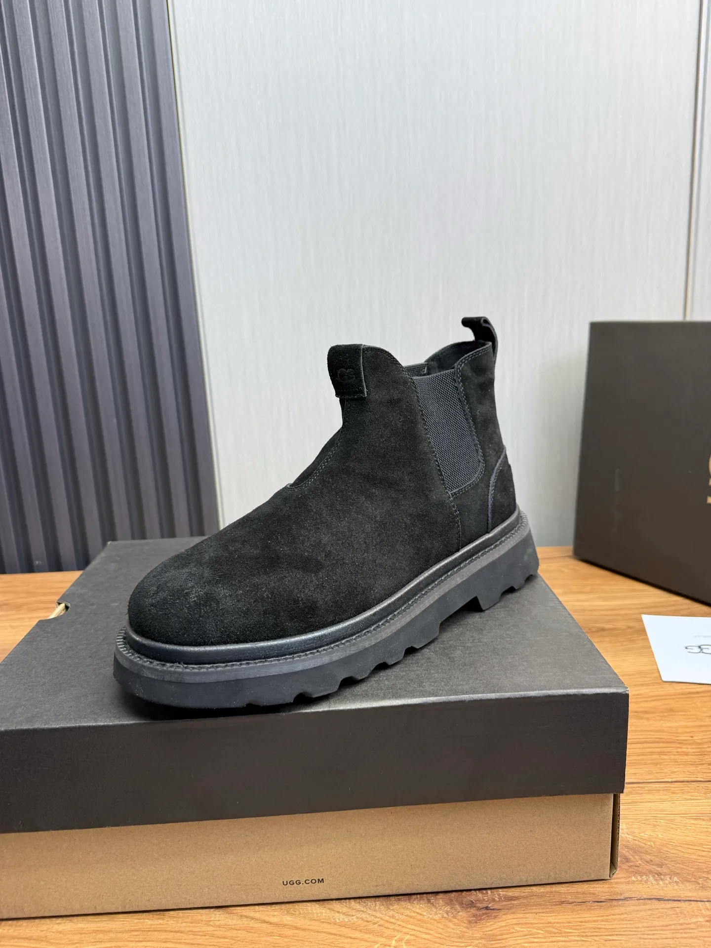 Men's shoes 💰600💰 New UGG fur integrated men's simple and fashionable snow boots. The most worth buying at the end of this year are warm casual shoes. Whether you are out and about at home, their comfortable and warm performance will be your most suitable fashion companion! The material is cowhide upper and imported wool is used inside. Warm and comfortable! The eva+ rubber patch outsole is cushioned, non-slip and wear-resistant, and has good elasticity. It is light and wear-resistant, comfortable and soft, and the new simple cut is more fashionable. It has both practicality and fashion sense, so you no longer have to worry about how to match it in winter, while still maintaining your fashionable taste. High-quality genuine wool. Look at the details for the material! Size: 39-40-41-42-43-44-44 sneaker size